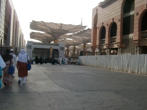 siap2 memasuki area masjid nabawi di madinah